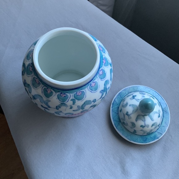 Antique Chinese Blue & White Famille Verte Porcelain Floral Jar w/ Lid 8 1/4” - Picture 5 of 7